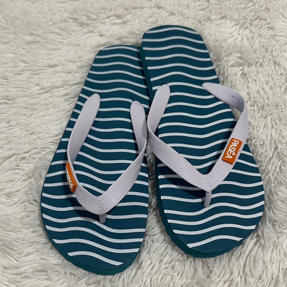 🌴 NWOT PASEA Flip Flops